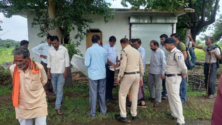 तालाब हुआ ओवरफ्लो,सड़को पर बहा पानी,