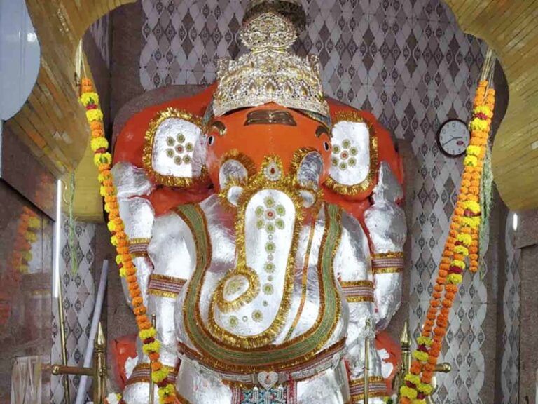 रतलाम में तपस्वी रूप में दर्शन देते हैं गणेश