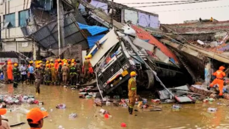 लखनऊ में 3 मंजिला बिल्डिंग भरभराकर गिरी