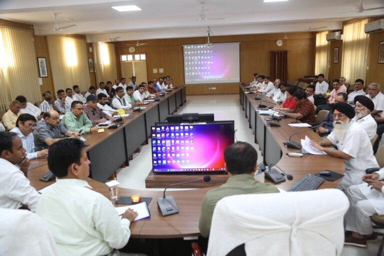 बुंदेलखंड क्षेत्र में खनिज बहुतायत में उपलब्ध- संभागायुक्त रावत