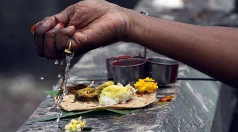 पितृ पक्ष में कौवों को भोजन कराने का क्या होता है महत्व