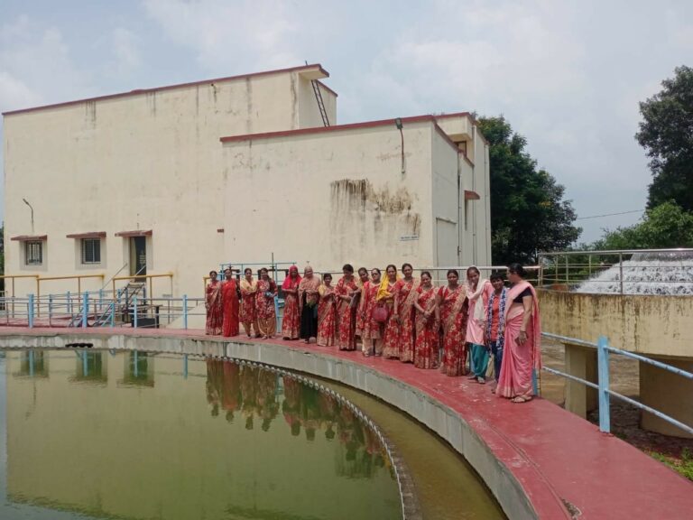 आंगनबाड़ी कार्यकर्ताओं ने किया जल शोधन संयंत्र का भ्रमण
