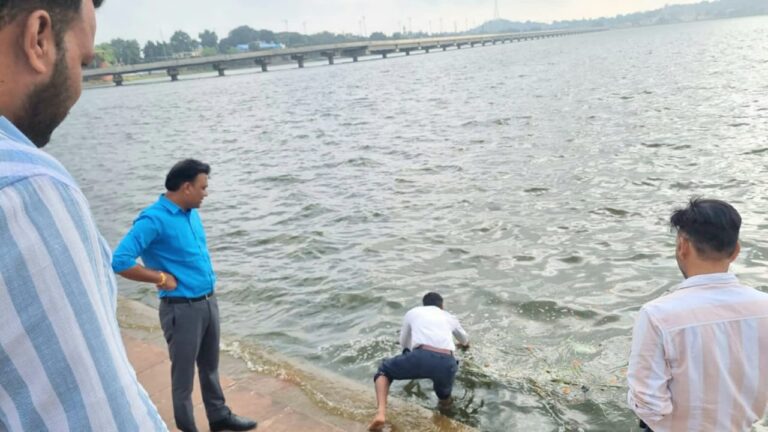 जल गंगा आरती की तैयारियों का जायजा लेने पहुंचे निगमायुक्त,झील के साफ पानी पर फूलपत्ती आदि कचरा दिखते ही तत्काल साफ करें सफाईकर्मी – नगर निगम आयुक्त खत्री