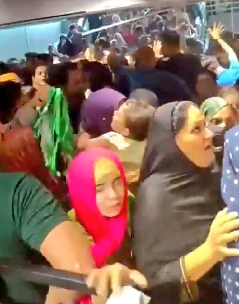 पाकिस्तान में लोगों ने लूटा मॉल!