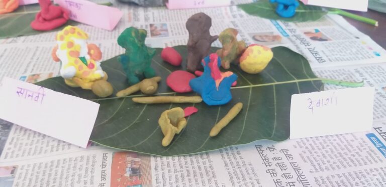 सीएम राइज के नन्हे मुन्ने बच्चों ने बनाये मिट्टी के गणेश