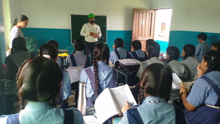 मलेरिया रोकथाम हेतु आयुष विभाग द्वारा मलेरिया ऑफ 200 औषधि का वितरण