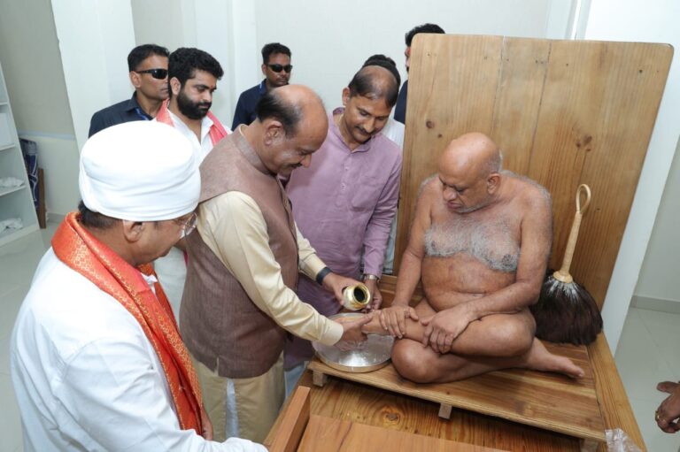 सागर के भाग्योदय तीर्थ पहुंचे लोकसभा अध्यक्ष ओम बिरला,मुनि श्री सुधा सागर जी महाराज के पाद प्रक्षालन कर लिया आशीर्वाद