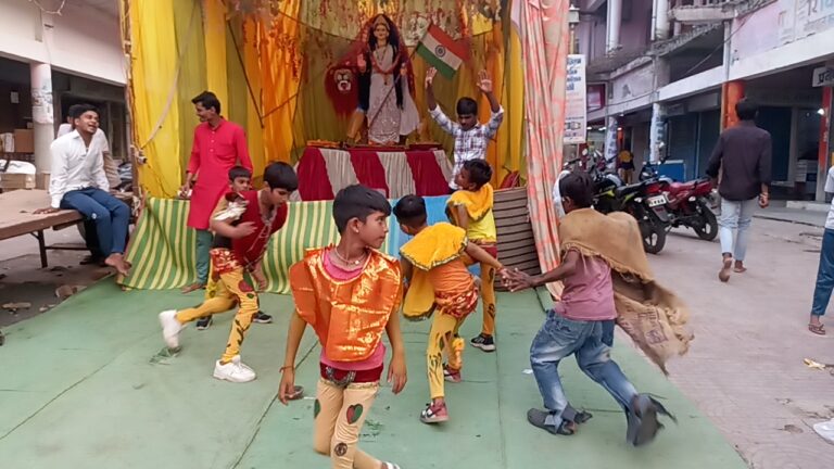 Bundelkhand: नवरात्रि में माता को प्रसन्न करने भक्त शेर बनकर करते हैं आराधना।