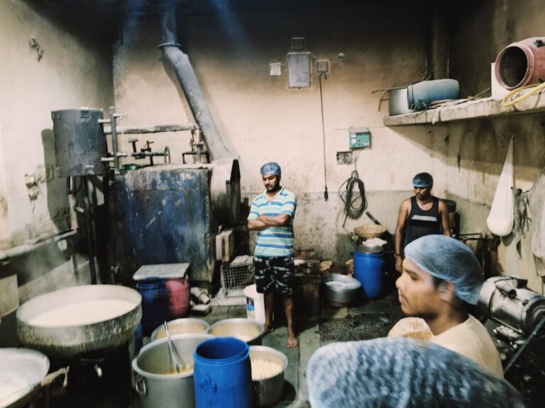 DIWALI 2024: बाजार की मिठाई खरीदने से पहले परख लें…                                        दूषित मिठाई कहीं खुशियों का दीवाला न निकाल दे