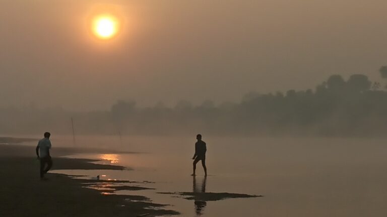 कार्तिक पूर्णिमा: नर्मदा नदी में स्नान करने पहुंचे हजारों श्रद्धालु, नरसिंहपुर के बरमान घाट पर मेले का आयोजन।
