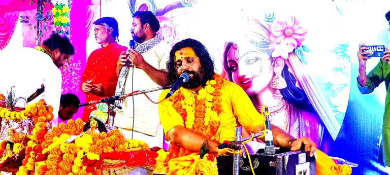 Bhagwat Katha: जो भगवान के भक्तों के पैर पकड़ लेता है, उसका उद्धार भगवान पहले करते है