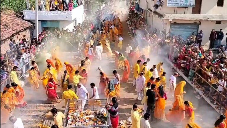 Aastha: यहां भक्त मनोकामना पूर्ति के लिए निकलते है दहकते अंगारों पर,