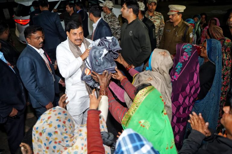 MP news:cm मोहन यादव ने किया रैनबसेरो का औचक निरीक्षण,निराश्रित नागरिकों को कंबल बांटे।