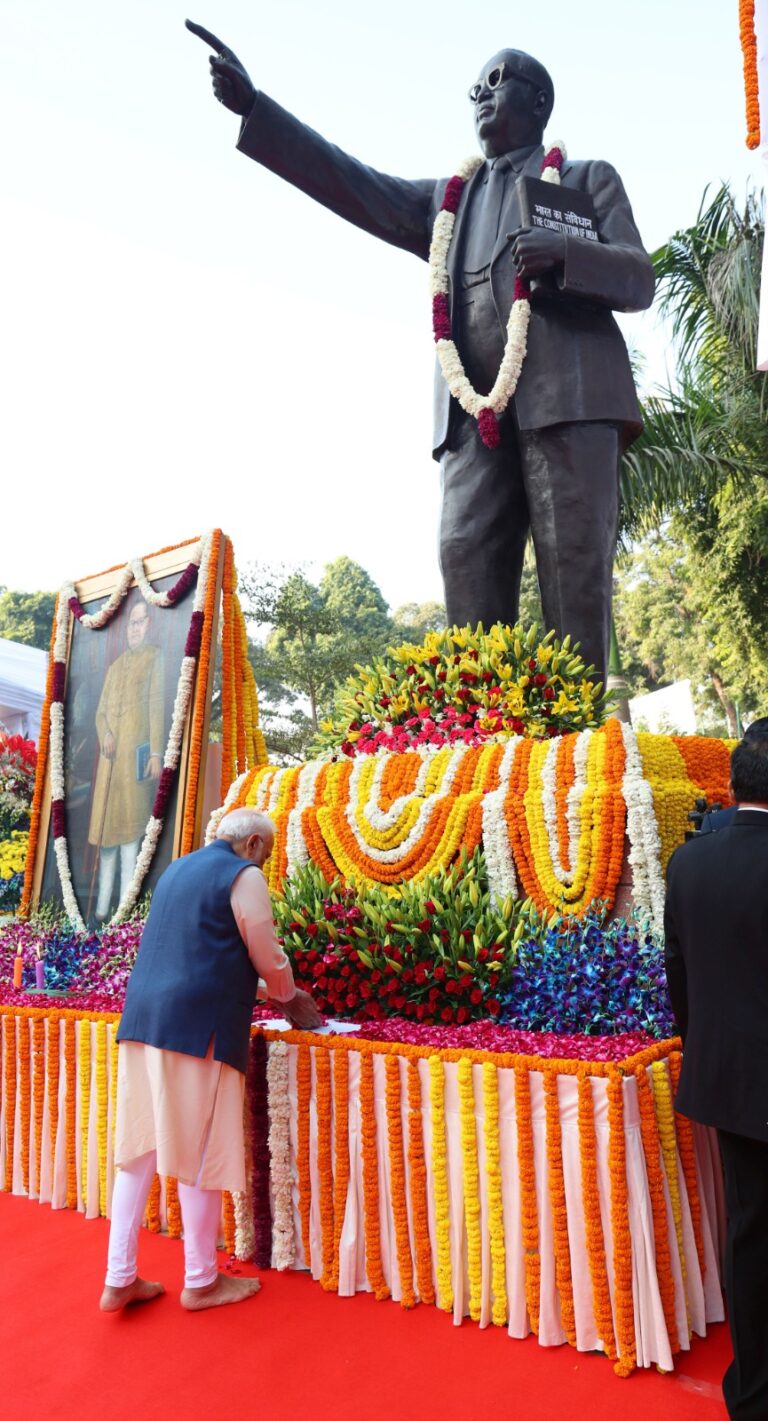 प्रधानमंत्री श्री नरेन्द्र मोदी ने आज डॉ. बाबासाहेब अम्‍बेडकर को उनके महापरिनिर्वाण दिवस पर श्रद्धांजलि अर्पित की।
