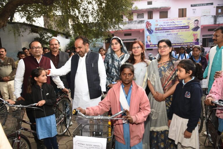 MP NEWS:पूर्व मंत्री भार्गव ने रहली में  छात्राओं की साइकिल वितरित