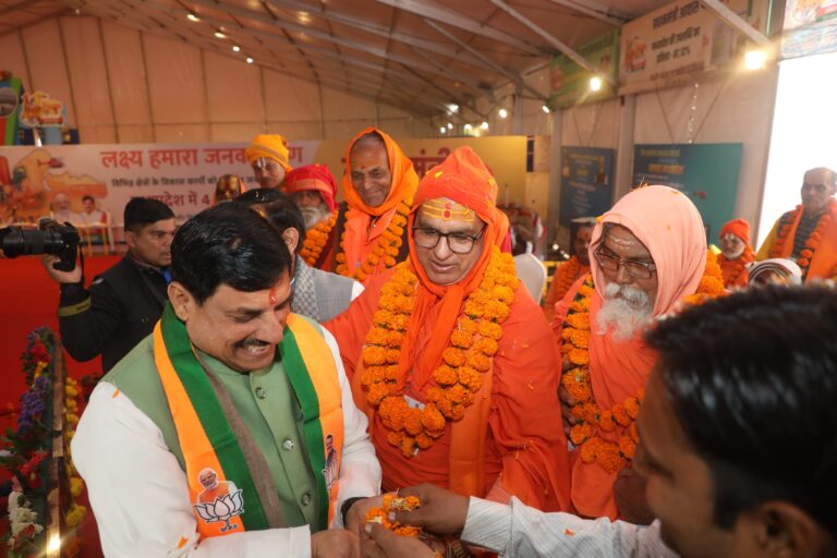 खजुराहो:मुख्यमंत्री डॉक्टर मोहन यादव ने साधु संतों पर पुष्प वर्षा कर लिया आशीर्वाद