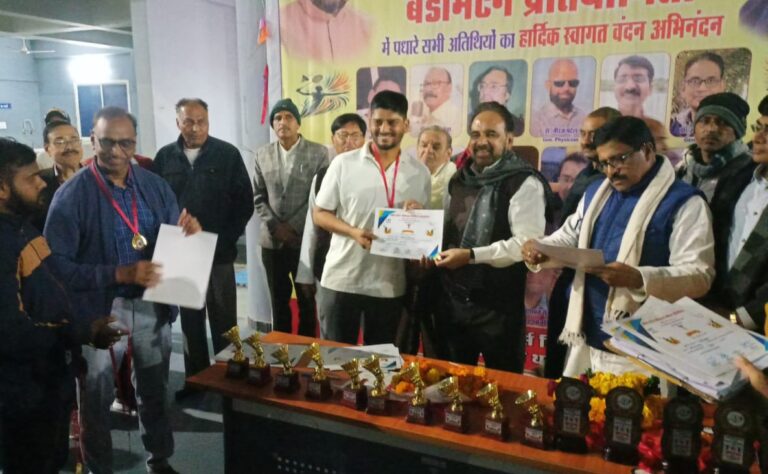 MP: सागर जिले की रहली में कड़कड़ाती ठंड में, ऐसे पसीना बहाते नजर आए नगर के डाक्टर