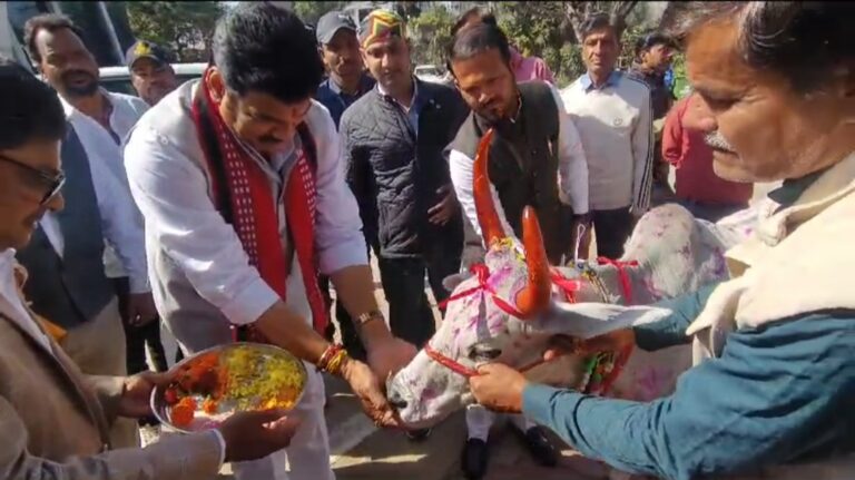 Geeta Jayanti: गीता जयंती पर मंत्री गोविंद राजपूत ने किया गौ पूजन