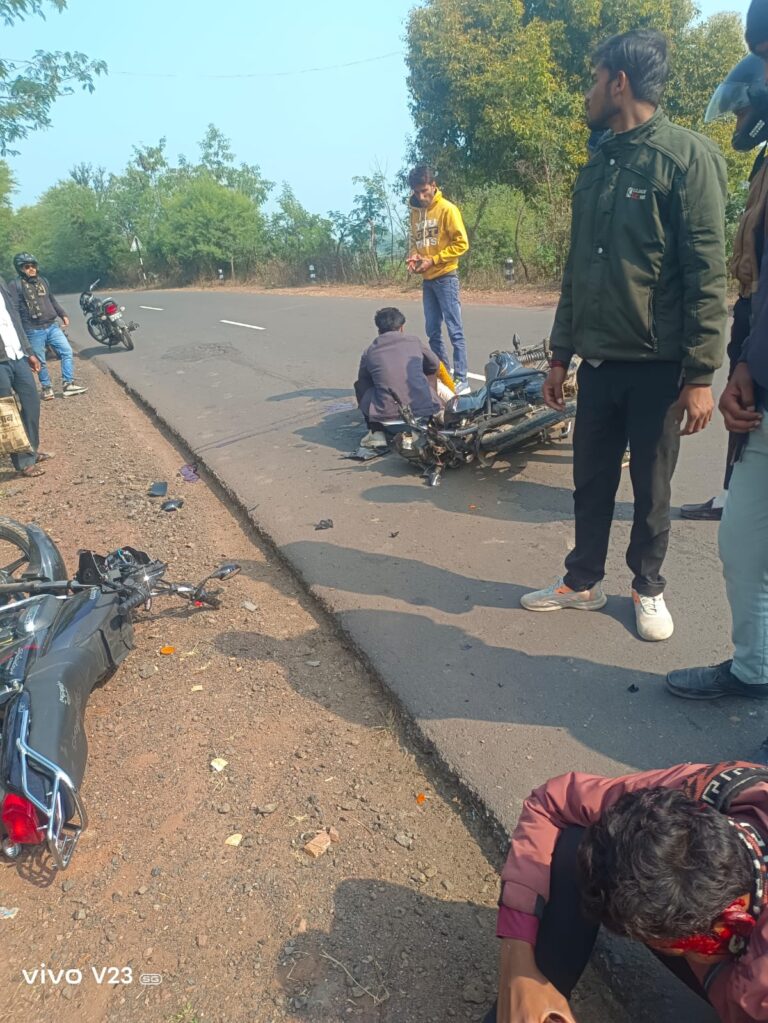 सागर में रहली गढ़ाकोटा रोड पर दो मोटरसाइकिल की भिड़ंत ,एक की मौत, तीन गंभीर घायल।