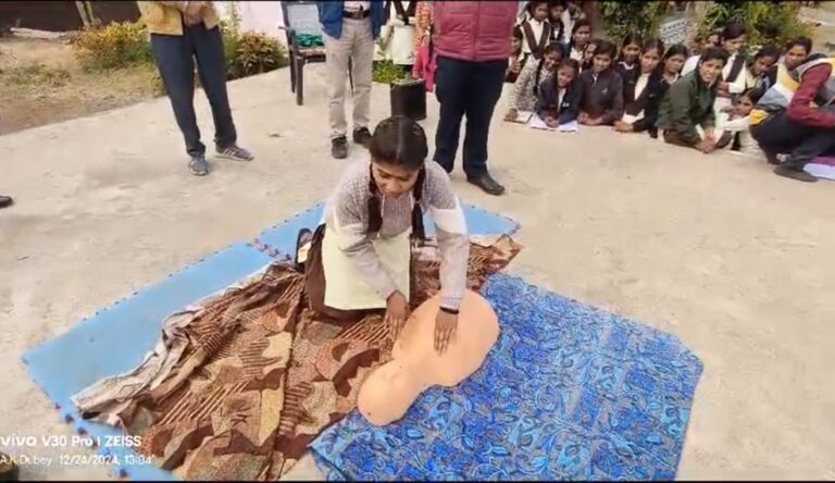 शिक्षक को आया अटैक,छात्रा ने सीपीआर देकर बचाई शिक्षक की जान