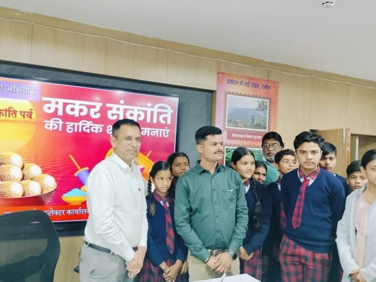 इन कलेक्टर को जिसने दिया आवेदन उसे खिलाए लड्डू