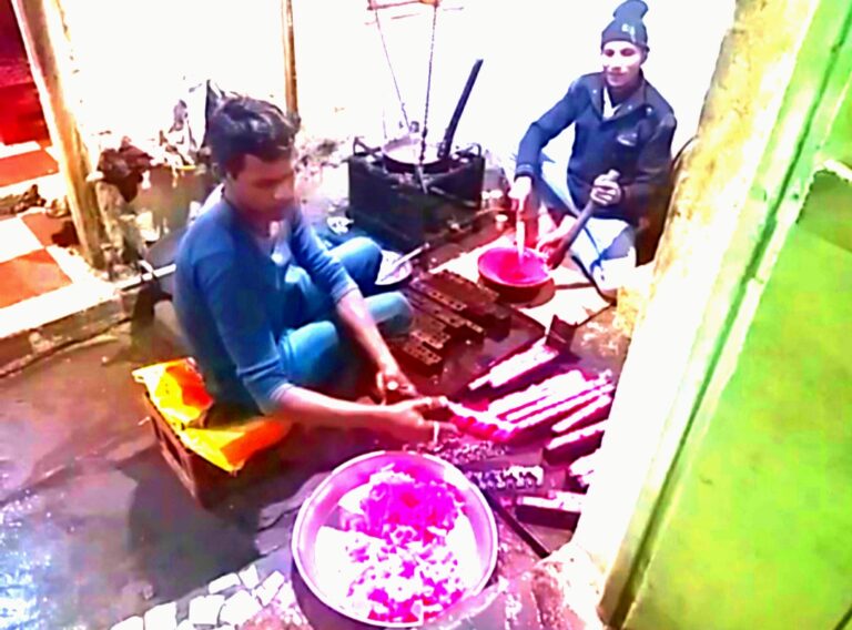 बुन्देलखण्ड क्षेत्र में विशेष किस्म की मिठाई  गड़िया घुल्ला,घोल रहे रिश्तों में मिठास…..