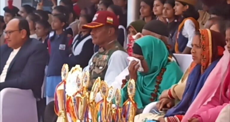 जब कार्यक्रम को देख रो पड़े शहीद आबिद के माता पिता