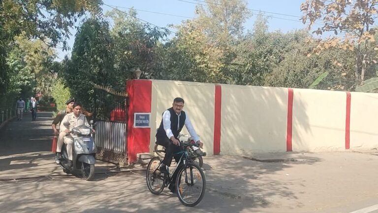 दमोह में न्यायाधीशगण कुछ इस अंदाज में कर रहे ऊर्जा की बचत और पर्यावरण संरक्षण