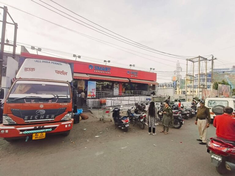 रिलायंस स्मार्ट सुपर स्टोर हुआ सील