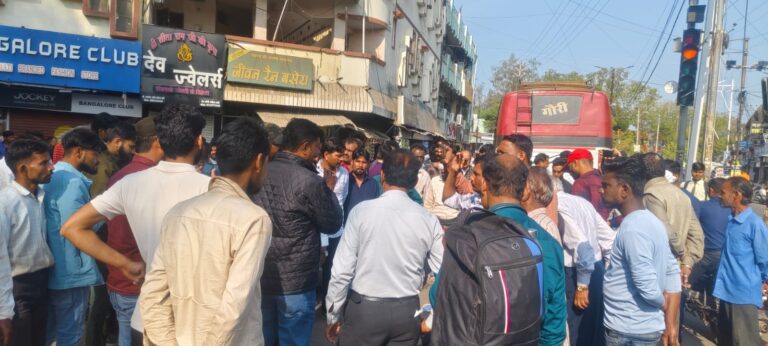 मप्र: बस की चपेट में आने से पिता पुत्र की मौत,गुस्साए परिजनों ने किया चक्का जाम