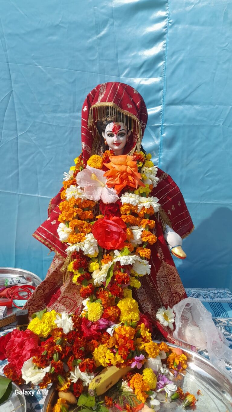 बसंत पंचमी: इस विद्यालय में   शिशुओं की जि‌ह्वा पर शहद से लिखा गया ॐ