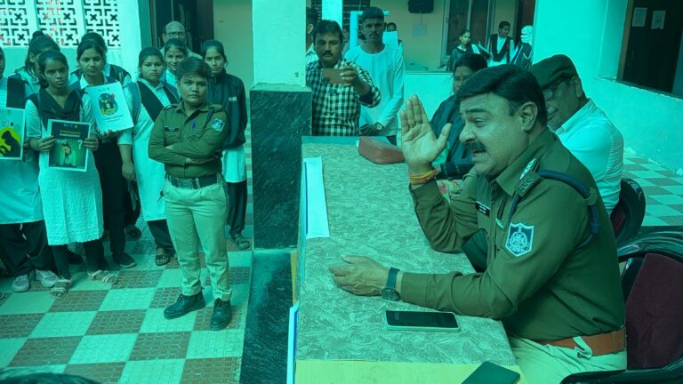 थाना प्रभारी दल बल के साथ पहुंचे कालेज,फिर हुआ यह…..