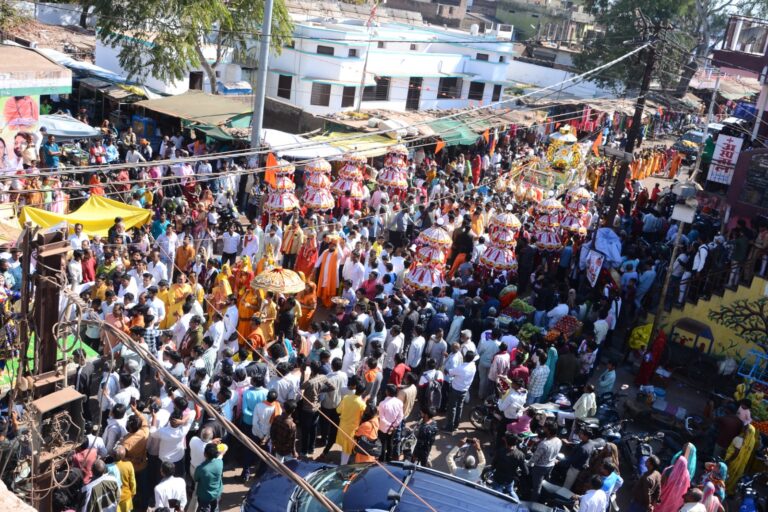 सही समय वालों के संग से बिगड़ा समय भी बदल जाता है  — बिपिन बिहारी