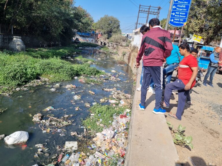 कचरा भी यहां चीख चीख कर बोलता हे उसे किसने फेंका,कचरा की गवाही पर लग रहा हजारों रुपए का जुर्माना।