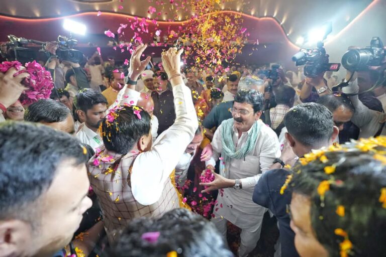 व्यंग:मानसरोवर के राजहंसों ने उड़ाई गुलाल,खेली फाग