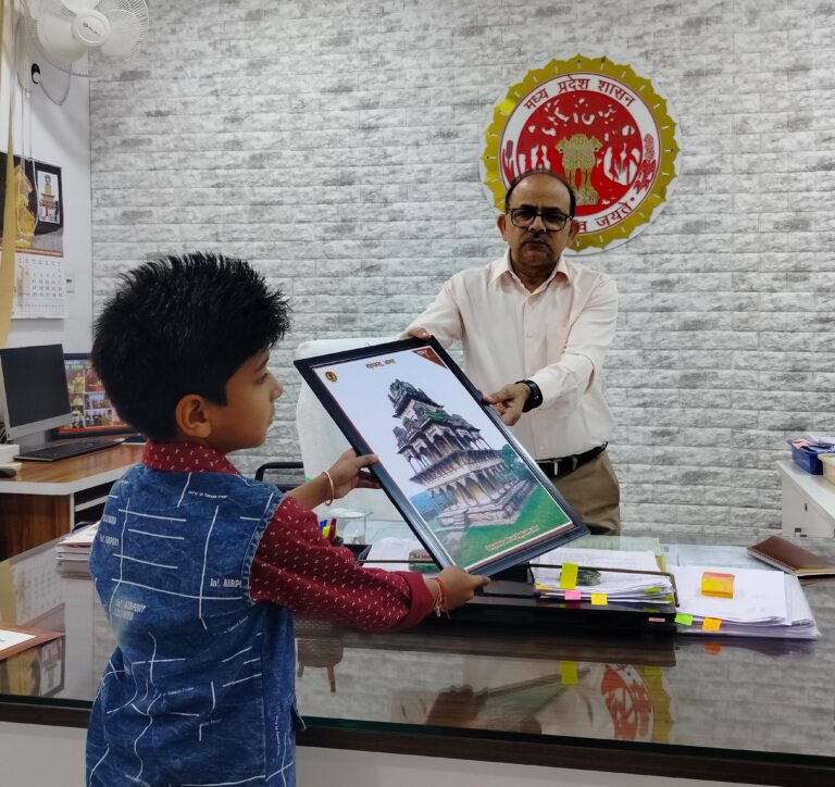 हौसलों की उड़ान: कविता गायन कर सोशल मीडिया पर लोकप्रिय हुए अनिरुद्ध,अपर कलेक्टर ने किया सम्मानित।