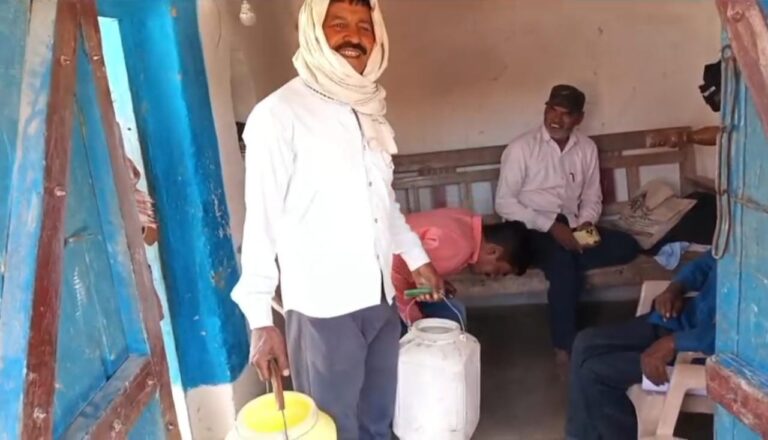 अरे दादा: गांव में पेय जल की सप्लाई बंद हुई तो सरपंच के घर पानी लेने पहुंचे ग्रामीण।