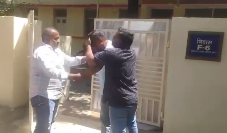 MP: दमोह CMO के मुंह पर पोती कालिख,