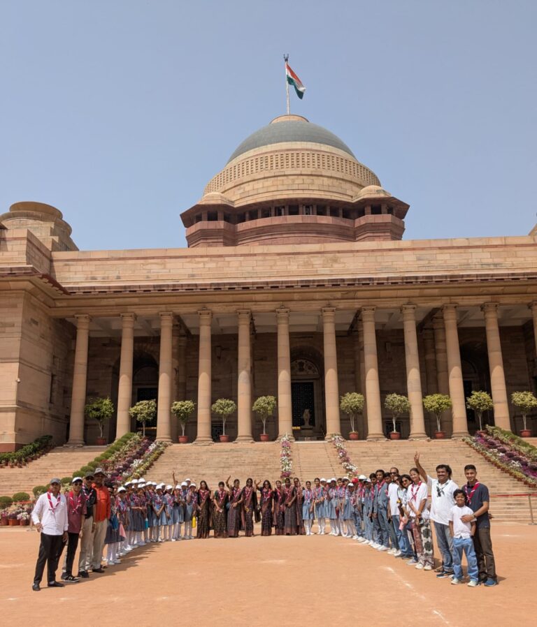 प्रतिष्ठा एकेडमी  के छात्र-छात्राओं ने किया राष्ट्रपति भवन  का भ्रमण,लाल किले के तिरंगे को किया नमन
