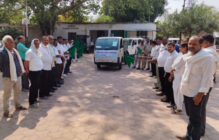 नेशनल लोक अदालत के प्रचार वाहनों को हरी झंडी दिखाकर किया रवाना