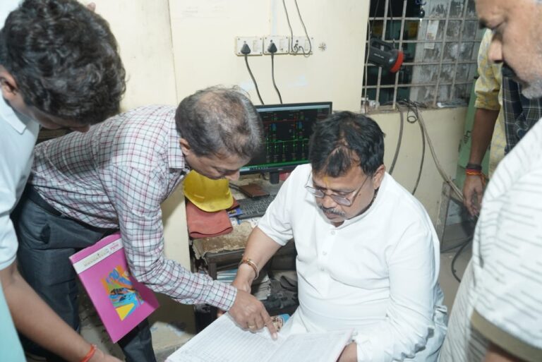 बिजली कटौती की शिकायत पर आधी रात को विद्युत कार्यालय निरीक्षण करने पहुंचे ऊर्जा मंत्री,