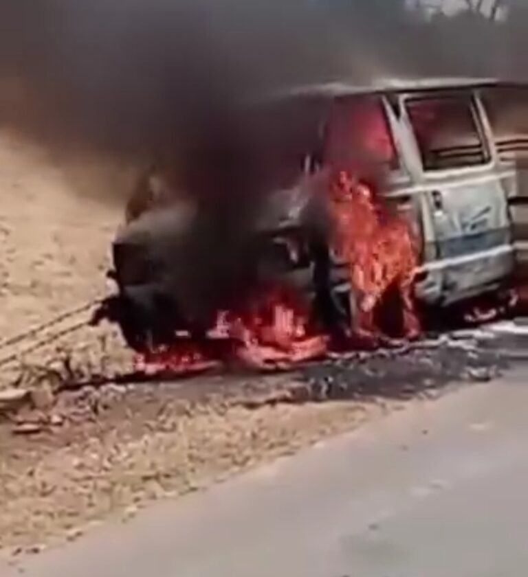 SAGAR:मारुति वैन में लगी आग,ड्राइवर जिंदा जला