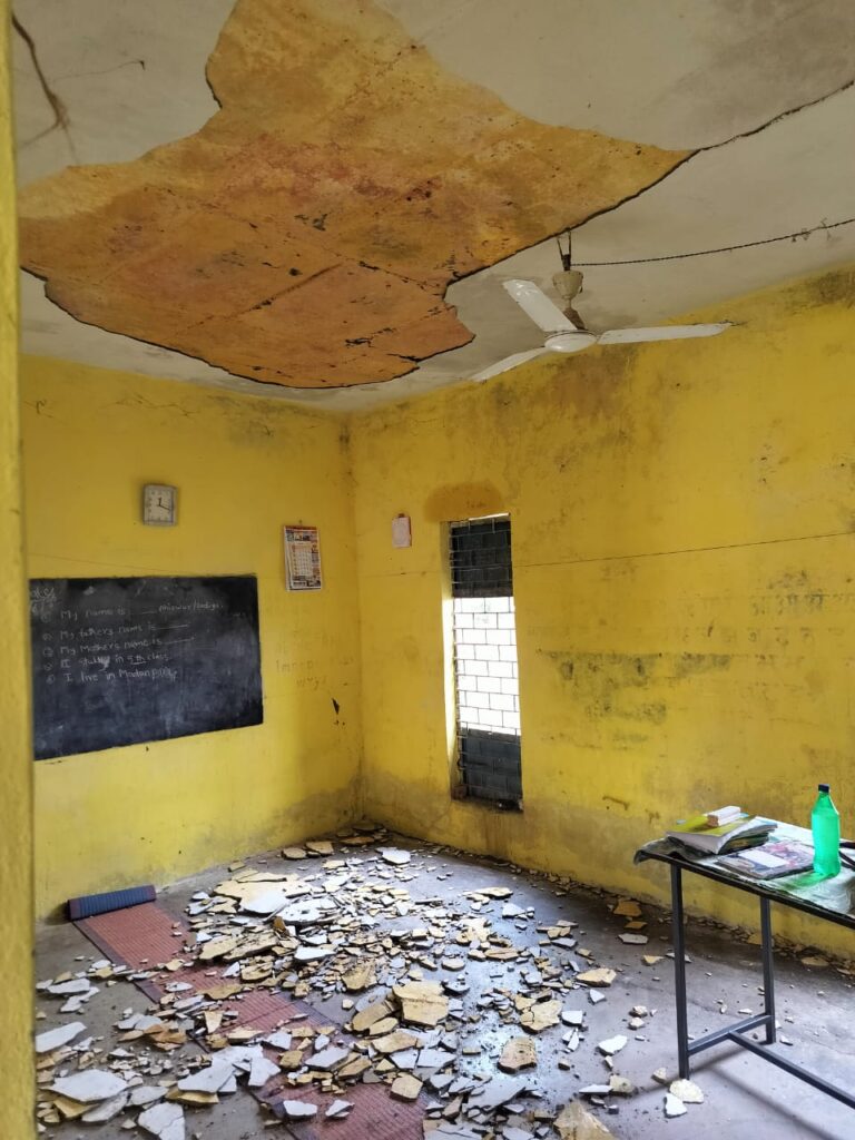 स्कूल की छत का गिरा प्लास्टर छात्राएं घायल,जिला अस्पताल रिफर