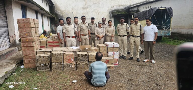 भूसे के बहाने मकान में छिपाई 86 पेटी अवैध शराब, आबकारी विभाग ने पकड़ी