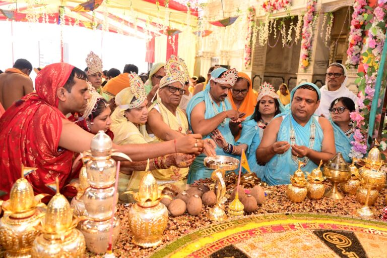 झारखंड सम्मेद शिखर में बुंदेलखंड वासी कर रहे सिद्धों की आराधना 