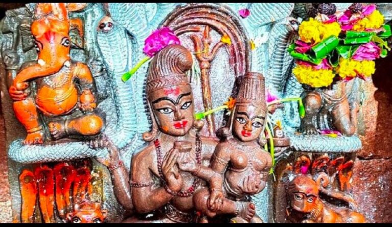 नागपंचमी:श्री नागचंद्रेश्वर मंदिर में हैं 11वीं शताब्दी की अद्भुत प्रतिमा