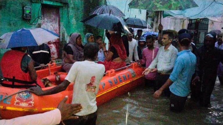 #दमोह में फिर चली नाव,बस्ती में पानी पानी,कलेक्टर मौके पर