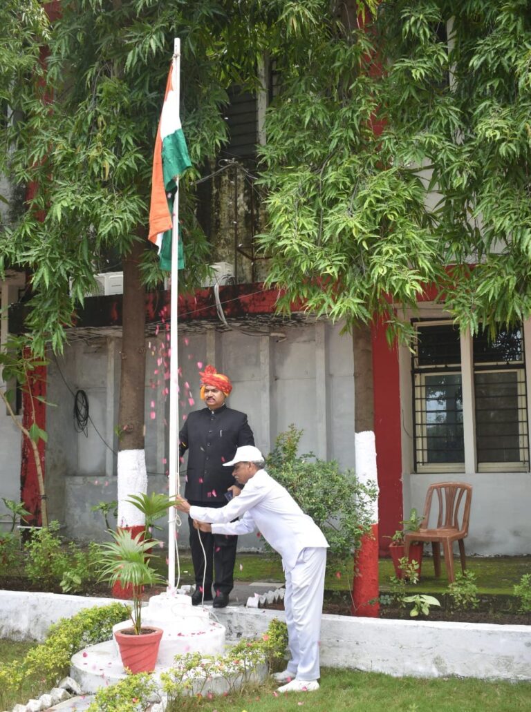 सागर कमिश्नर ने कमिश्नर कार्यालय में किया ध्वजारोहण