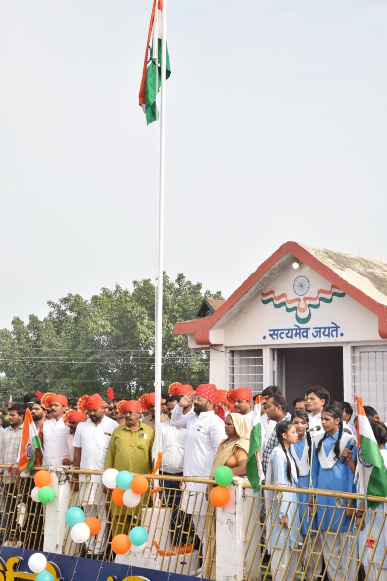 Sagar: रहली नपा अध्यक्ष देवराज सोनी ने फहराया तिरंगा,नगरवासियों से की नगर को स्वच्छ बनाए रखने की अपील।