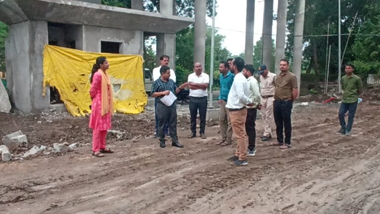 “घुमा फिरा की बाते नहीं पसंद सीधा बोलो कितने दिन में कंप्लीट होगी बिल्डिंग।”